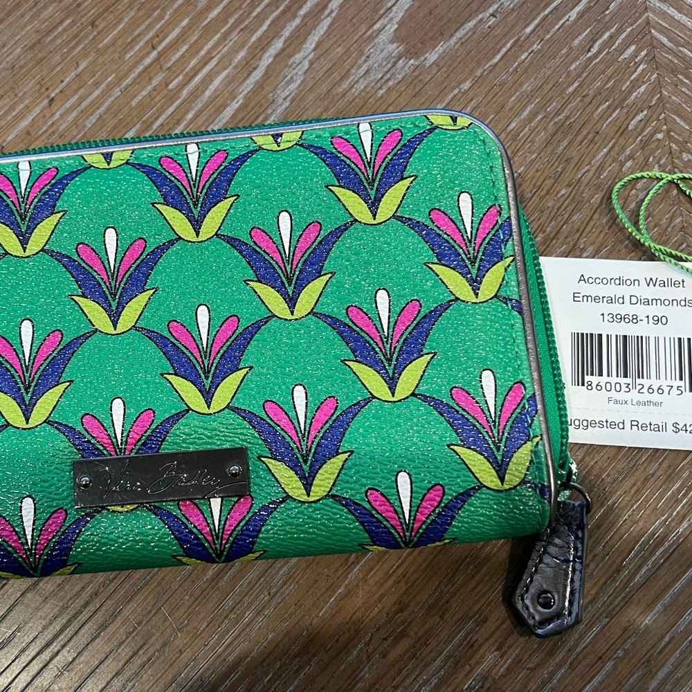 Vera Bradley Wallet Zip Around Accordion Emerald Diamonds  NWT - Green
